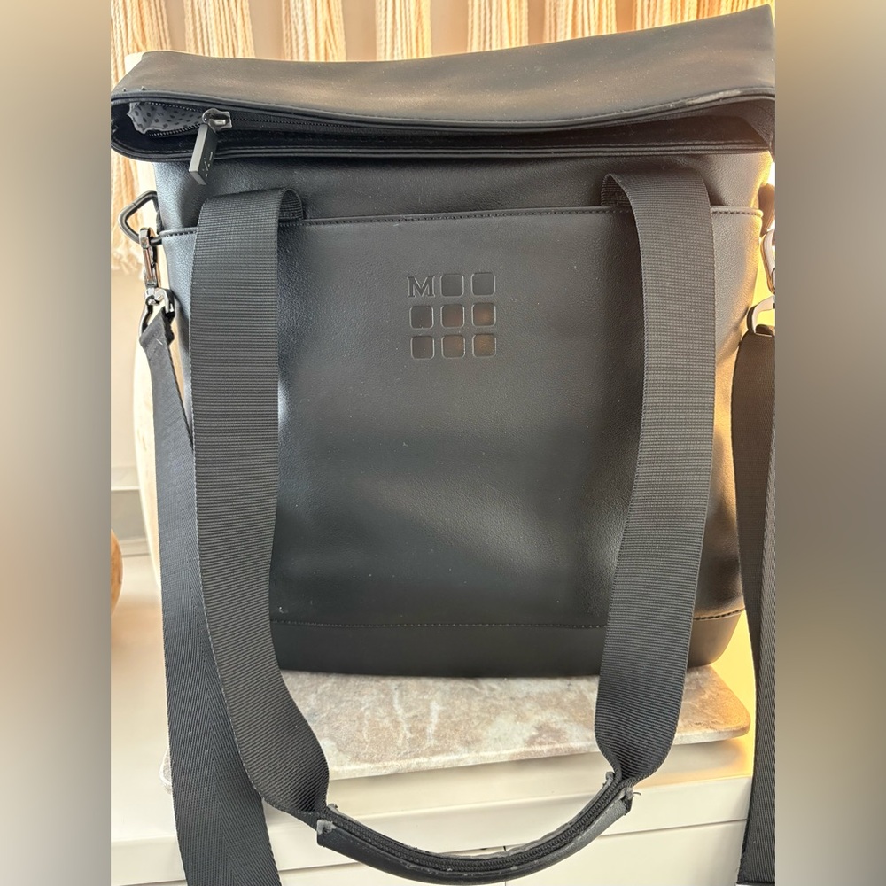 Moleskin messenger tote bag.
Inside / outside pockets.